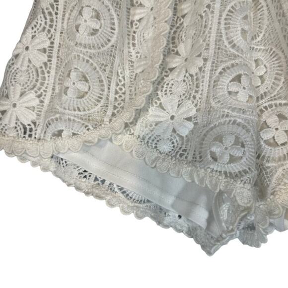 ASTR White Lace Embroidered Floral Scalloped Trim Shorts Women Sz S - Picture 4 of 9